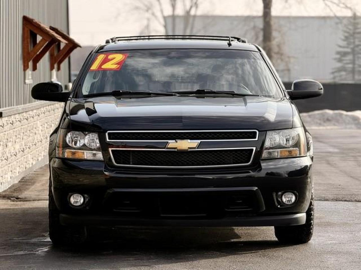 2012 BLACK CHEVROLET SUBURBAN 1500 (1GNSKJE74CR) with an V8,5.3L(325 CID),OHV engine, AUTOMATIC transmission, located at 14600 Frazho Road, Warren, MI, 48089, (586) 776-3400, 42.485996, -82.974220 - Photo#4