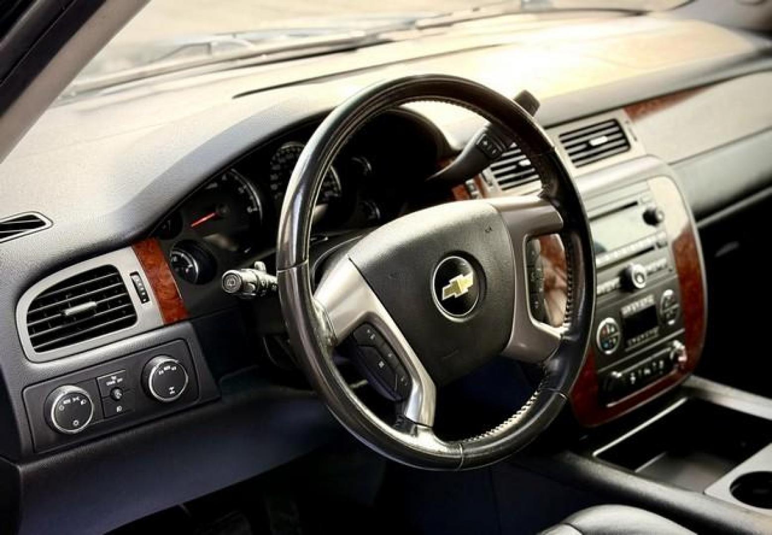 2012 BLACK CHEVROLET SUBURBAN 1500 (1GNSKJE74CR) with an V8,5.3L(325 CID),OHV engine, AUTOMATIC transmission, located at 14600 Frazho Road, Warren, MI, 48089, (586) 776-3400, 42.485996, -82.974220 - Photo#9