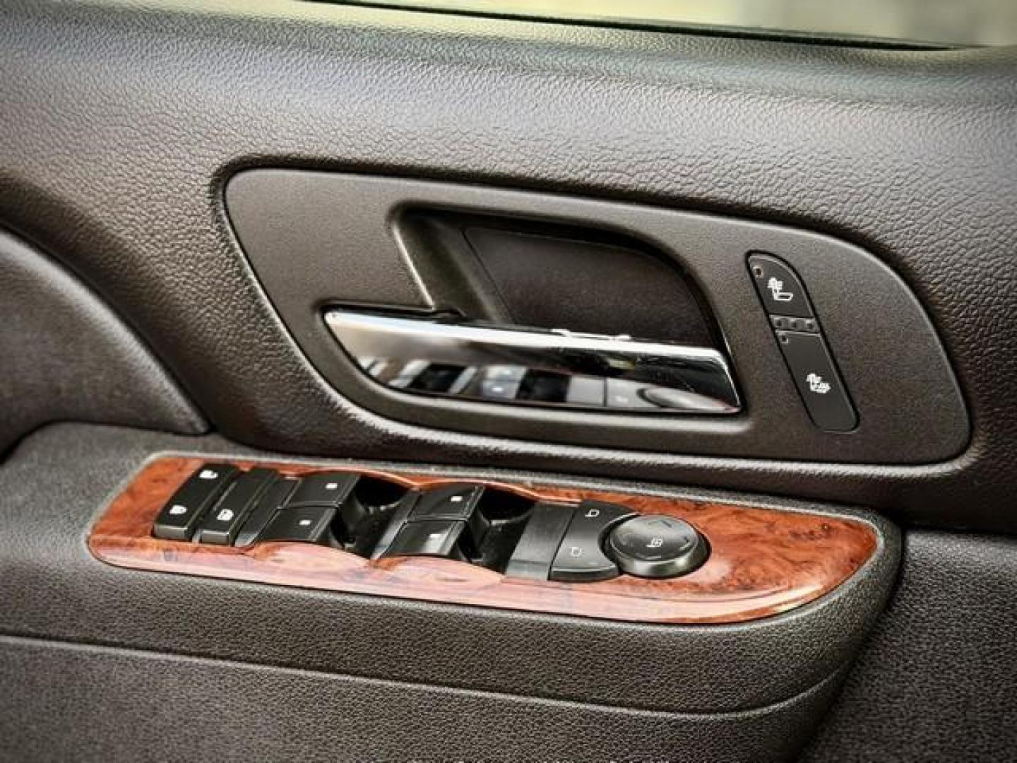 2012 BLACK CHEVROLET SUBURBAN 1500 (1GNSKJE74CR) with an V8,5.3L(325 CID),OHV engine, AUTOMATIC transmission, located at 14600 Frazho Road, Warren, MI, 48089, (586) 776-3400, 42.485996, -82.974220 - Photo#12