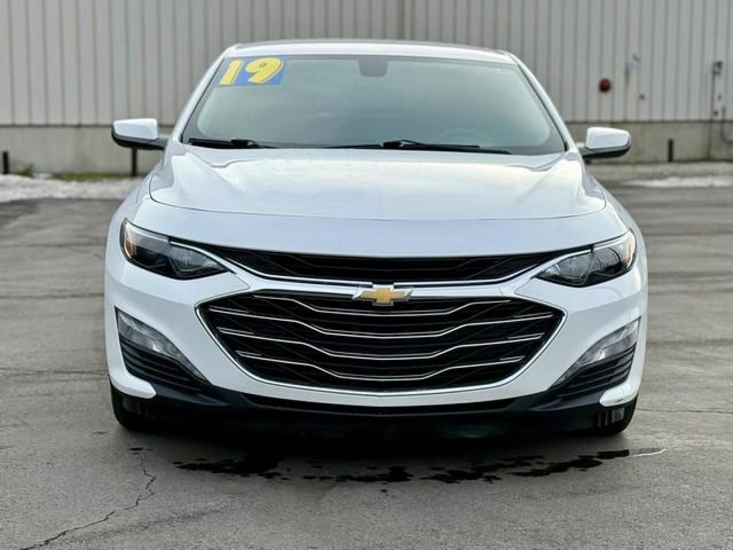 2019 WHITE CHEVROLET MALIBU (1G1ZD5ST6KF) with an L4,1.5L(91 CID),DOHC engine, AUTOMATIC transmission, located at 14600 Frazho Road, Warren, MI, 48089, (586) 776-3400, 42.485996, -82.974220 - Photo#2