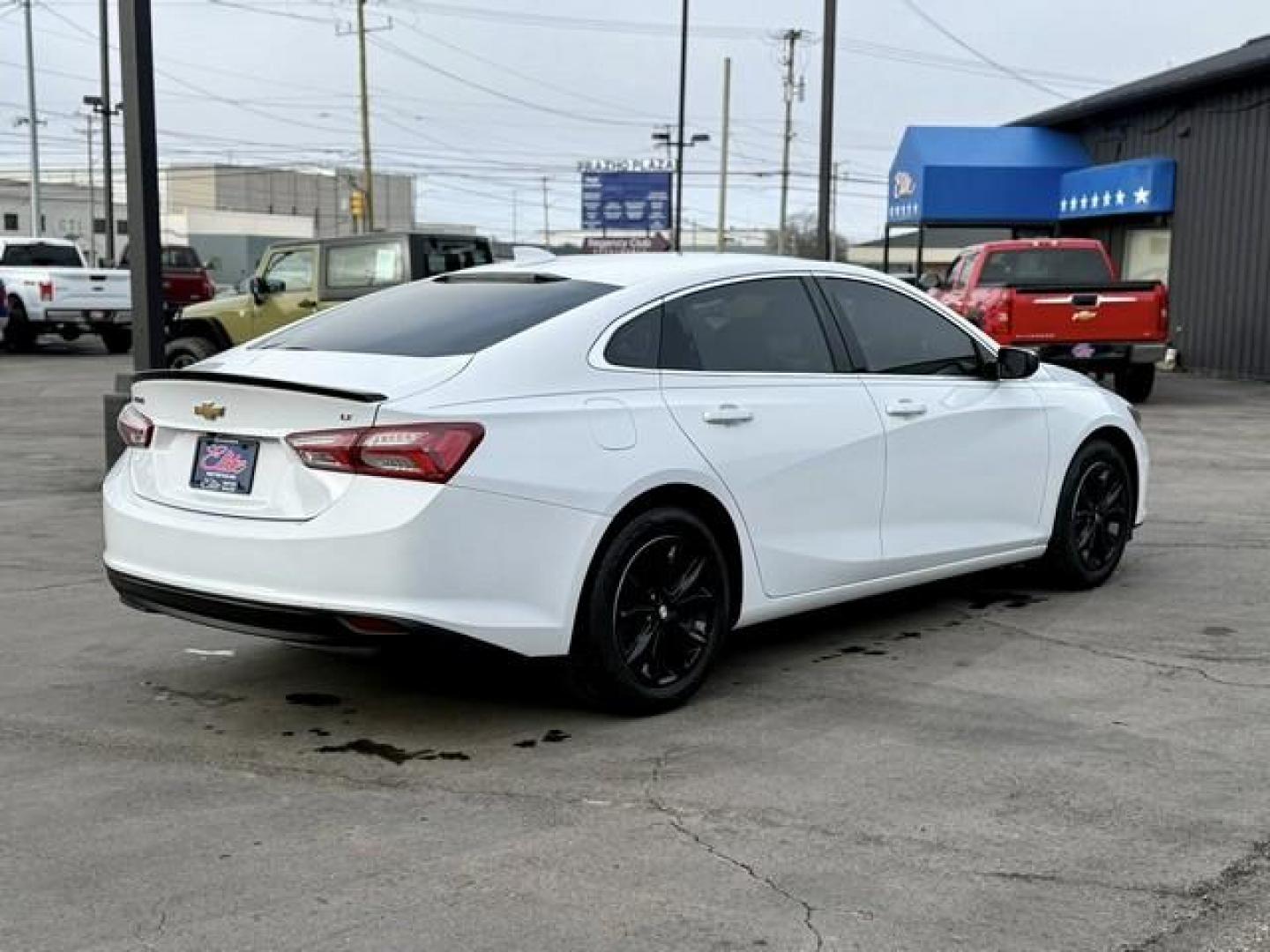 2019 WHITE CHEVROLET MALIBU (1G1ZD5ST6KF) with an L4,1.5L(91 CID),DOHC engine, AUTOMATIC transmission, located at 14600 Frazho Road, Warren, MI, 48089, (586) 776-3400, 42.485996, -82.974220 - Photo#5