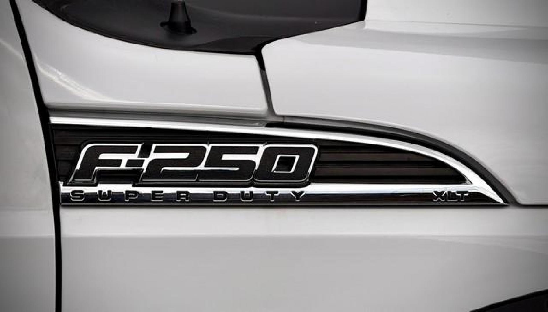 2015 WHITE FORD F-250 SUPER DUTY (1FT7W2BT0FE) with an V8,6.7L(406 CID),OHV engine, AUTOMATIC transmission, located at 14600 Frazho Road, Warren, MI, 48089, (586) 776-3400, 42.485996, -82.974220 - Photo#7