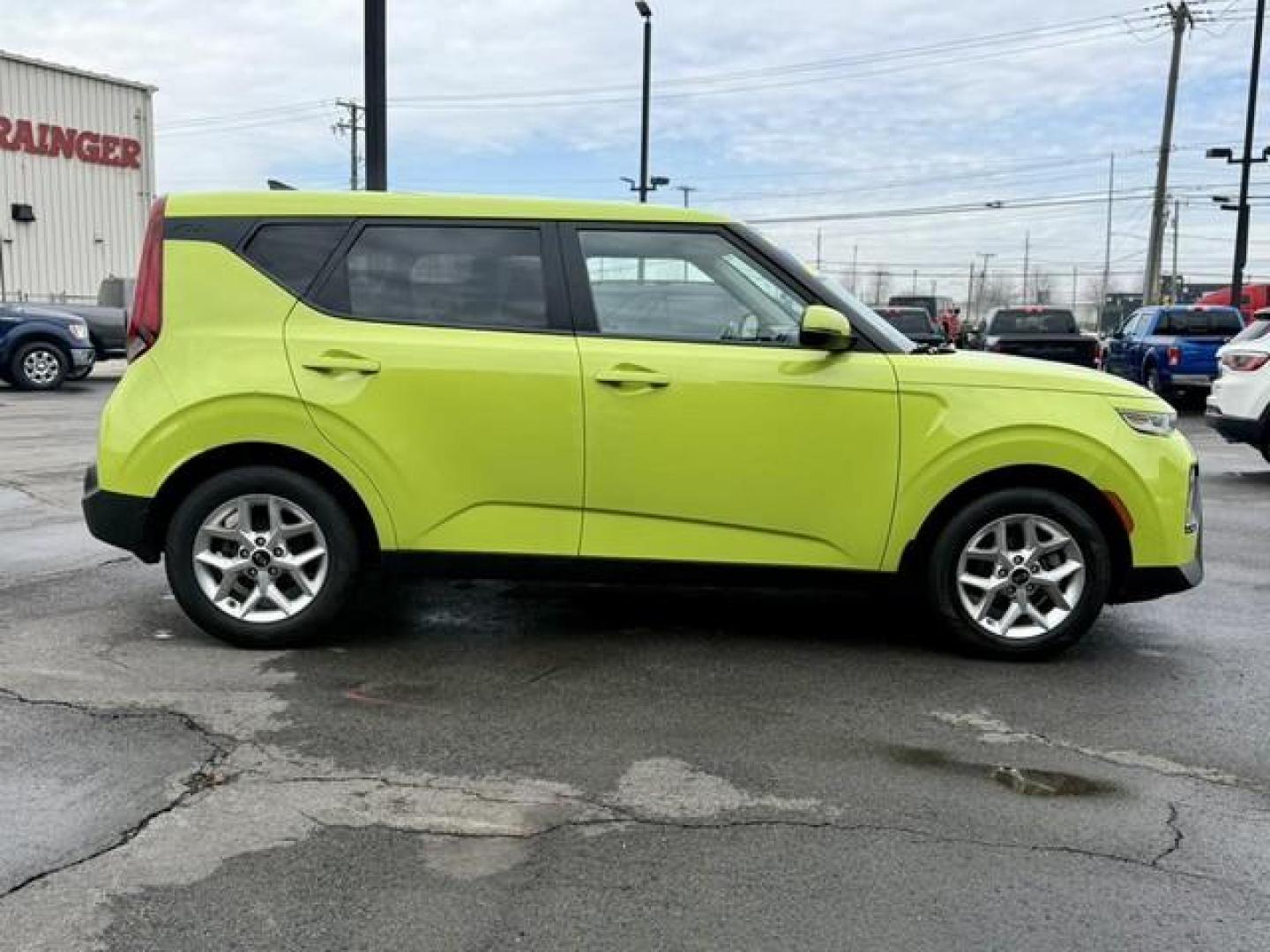 2020 LIME GREEN KIA SOUL (KNDJ33AU1L7) with an L4,2.0L(122 CID), engine, AUTOMATIC transmission, located at 14600 Frazho Road, Warren, MI, 48089, (586) 776-3400, 42.485996, -82.974220 - Photo#4
