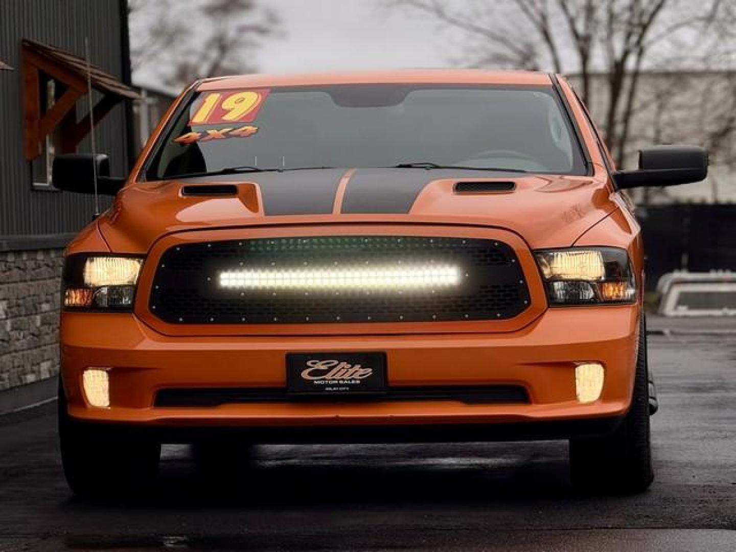 2019 ORANGE CRUSH RAM 1500 CLASSIC (1C6RR7KT4KS) with an V8,5.7L(345 CID), engine, AUTOMATIC transmission, located at 14600 Frazho Road, Warren, MI, 48089, (586) 776-3400, 42.485996, -82.974220 - Photo#2