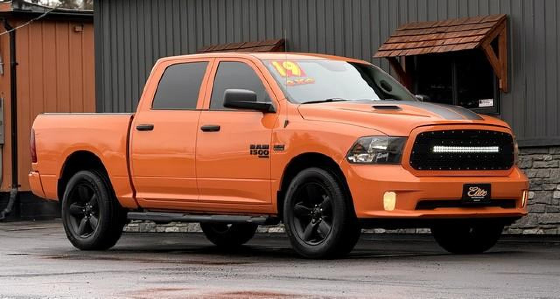 2019 ORANGE CRUSH RAM 1500 CLASSIC (1C6RR7KT4KS) with an V8,5.7L(345 CID), engine, AUTOMATIC transmission, located at 14600 Frazho Road, Warren, MI, 48089, (586) 776-3400, 42.485996, -82.974220 - Photo#3