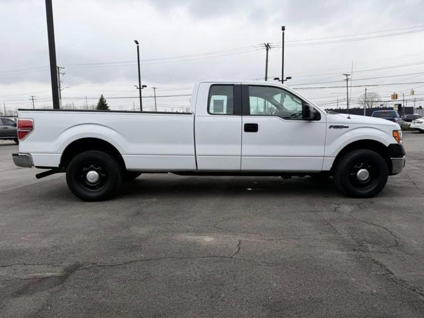 2014 OXFORD WHITE FORD F-150 (1FTFX1CF1EK) with an V8,5.0L(302 CID),DOHC engine, AUTOMATIC transmission, located at 14600 Frazho Road, Warren, MI, 48089, (586) 776-3400, 42.485996, -82.974220 - Photo#4