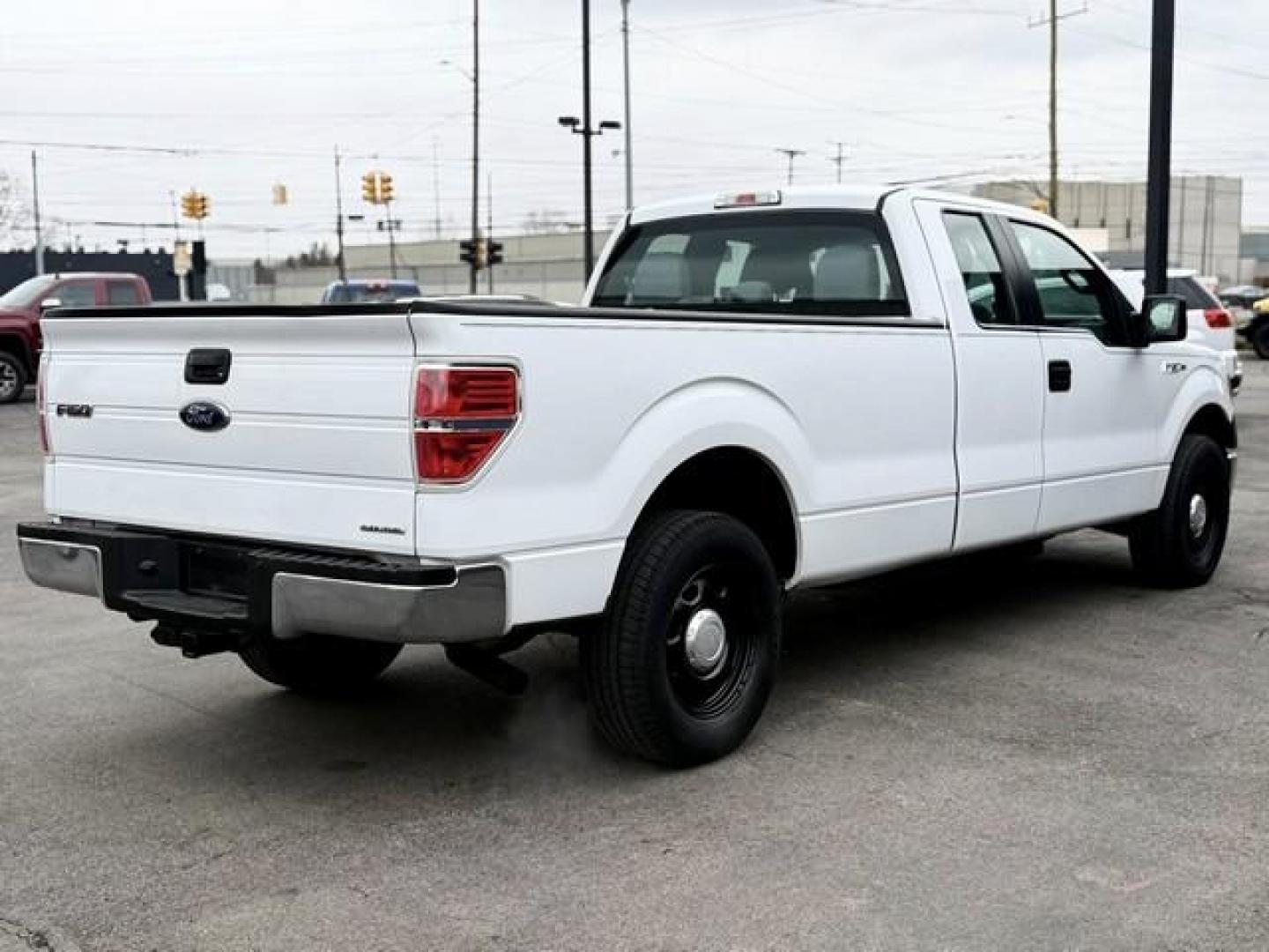 2014 OXFORD WHITE FORD F-150 (1FTFX1CF1EK) with an V8,5.0L(302 CID),DOHC engine, AUTOMATIC transmission, located at 14600 Frazho Road, Warren, MI, 48089, (586) 776-3400, 42.485996, -82.974220 - Photo#5