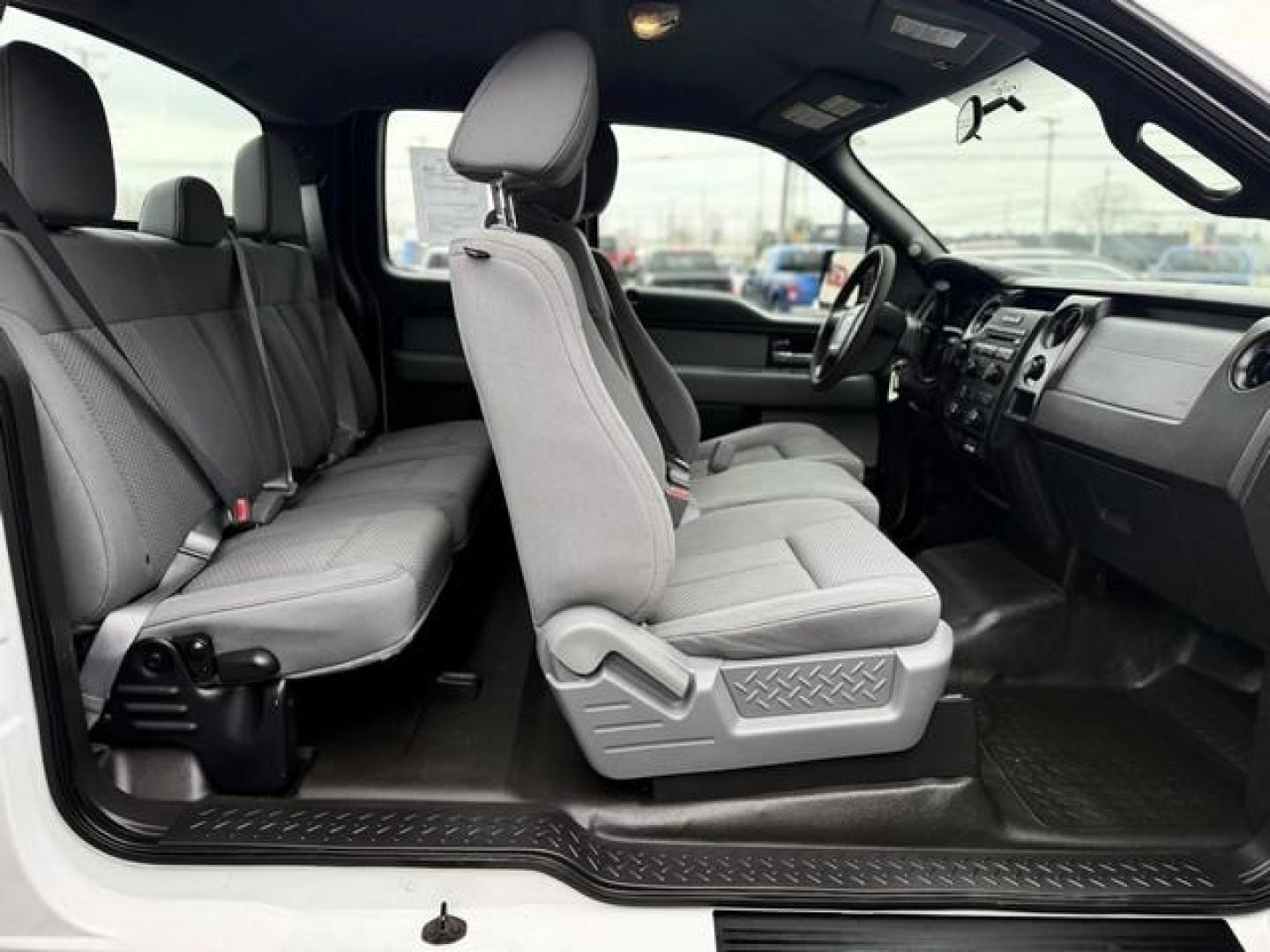 2014 OXFORD WHITE FORD F-150 (1FTFX1CF1EK) with an V8,5.0L(302 CID),DOHC engine, AUTOMATIC transmission, located at 14600 Frazho Road, Warren, MI, 48089, (586) 776-3400, 42.485996, -82.974220 - Photo#10