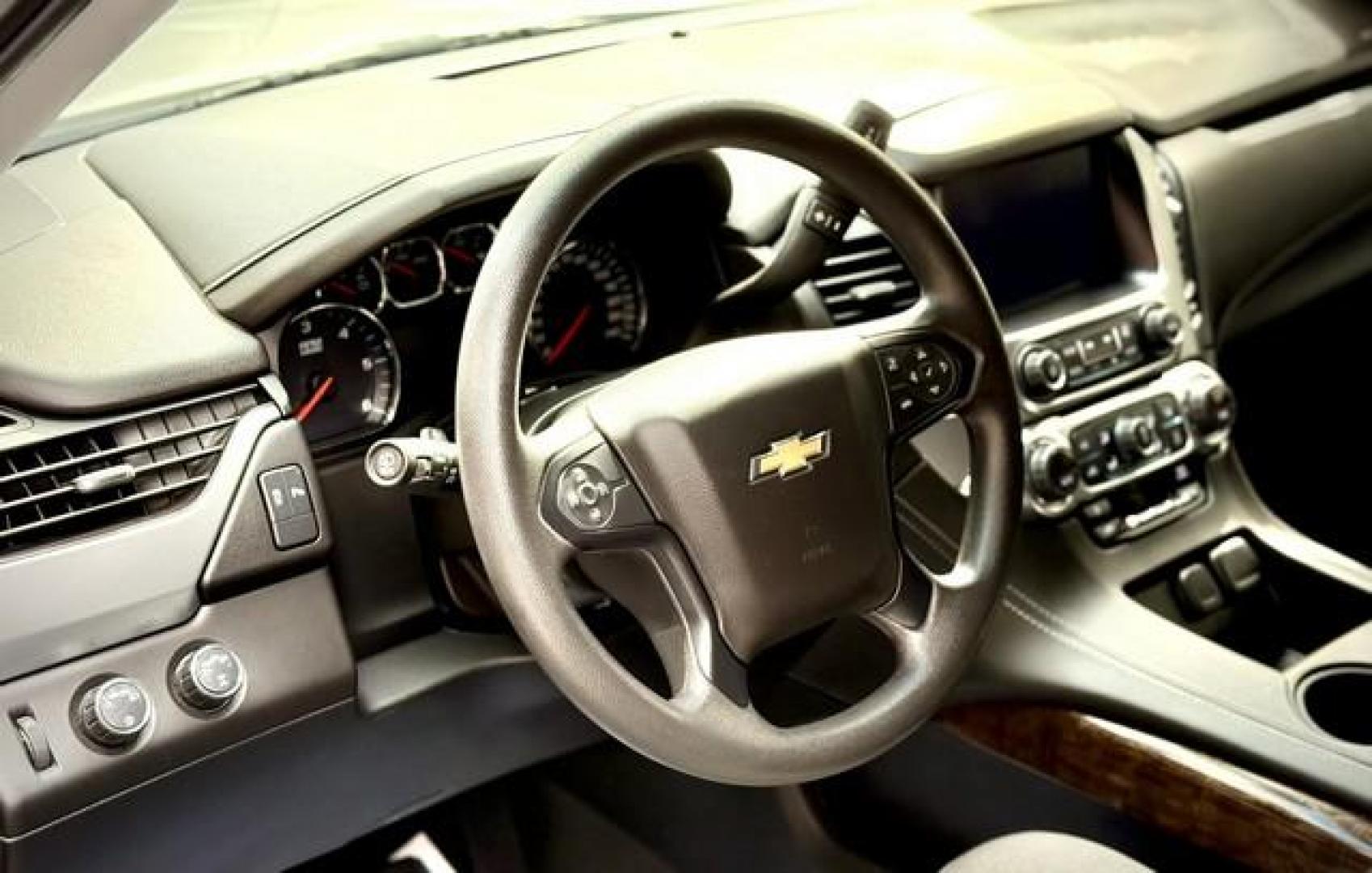 2020 SILVER CHEVROLET TAHOE (1GNSKFKC1LR) with an V8,5.3L(325 CID),OHV engine, AUTOMATIC transmission, located at 14600 Frazho Road, Warren, MI, 48089, (586) 776-3400, 42.485996, -82.974220 - Photo#8