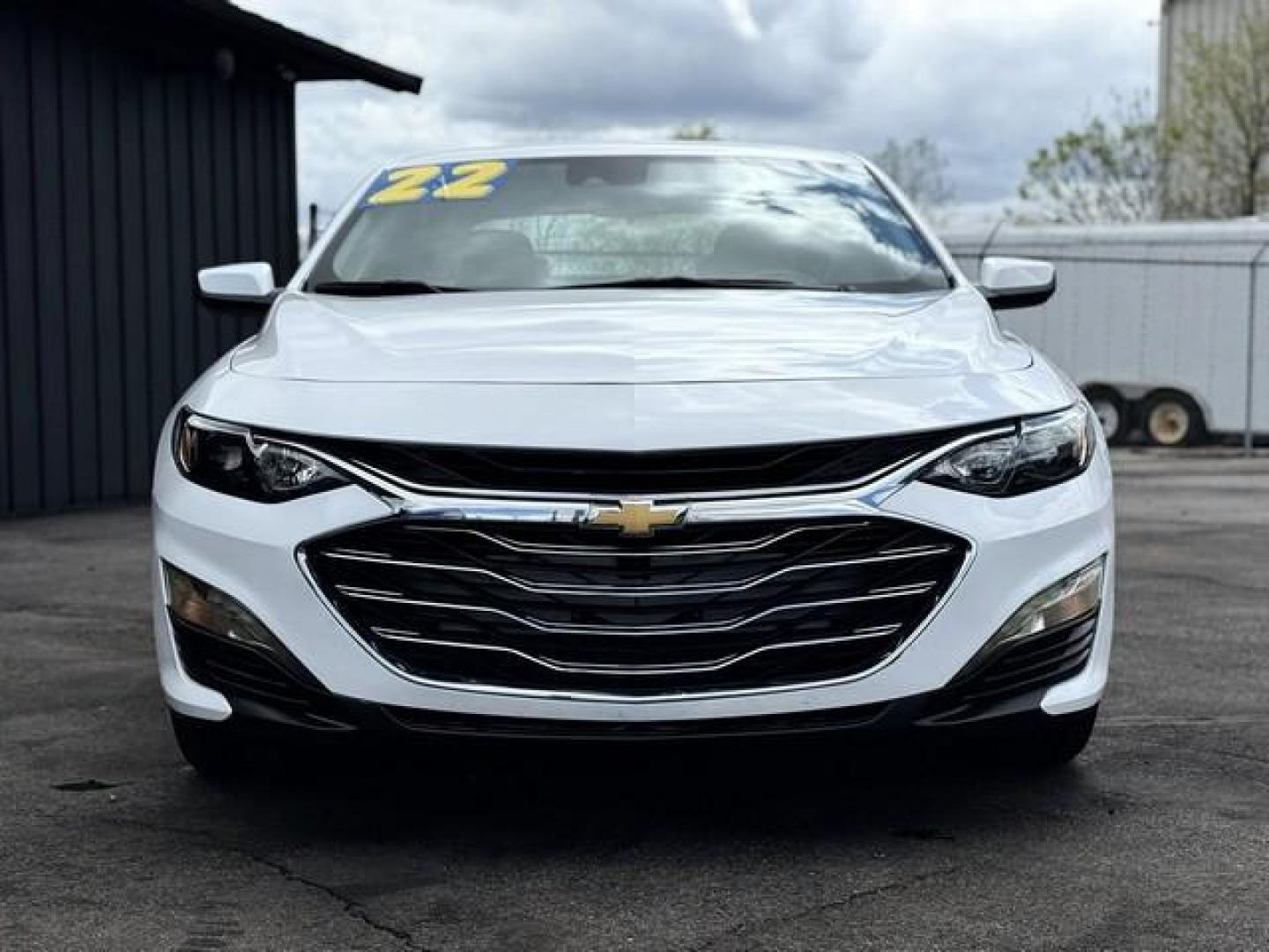 2022 WHITE CHEVROLET MALIBU (1G1ZD5ST7NF) with an L4,1.5L(91 CID), engine, AUTOMATIC transmission, located at 14600 Frazho Road, Warren, MI, 48089, (586) 776-3400, 42.485996, -82.974220 - Photo#2