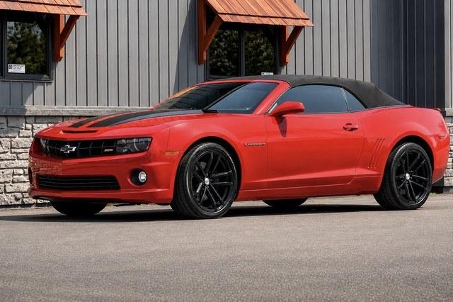 2011 CHERRY RED CHEVROLET CAMARO (2G1FK3DJXB9) with an V8,6.2L(376 CID),OHV engine, AUTOMATIC transmission, located at 14600 Frazho Road, Warren, MI, 48089, (586) 776-3400, 42.485996, -82.974220- Photo#4