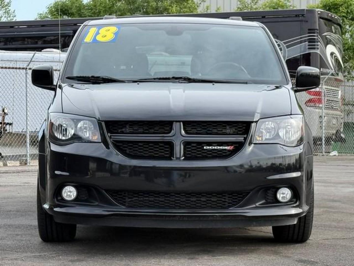 2018 BLACK DODGE GRAND CARAVAN (2C4RDGEG4JR) with an V6,3.6L(220 CID),DOHC engine, AUTOMATIC transmission, located at 14600 Frazho Road, Warren, MI, 48089, (586) 776-3400, 42.485996, -82.974220 - Photo#2