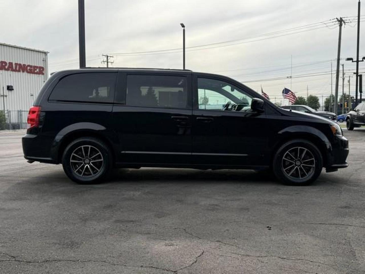 2018 BLACK DODGE GRAND CARAVAN (2C4RDGEG4JR) with an V6,3.6L(220 CID),DOHC engine, AUTOMATIC transmission, located at 14600 Frazho Road, Warren, MI, 48089, (586) 776-3400, 42.485996, -82.974220 - Photo#4