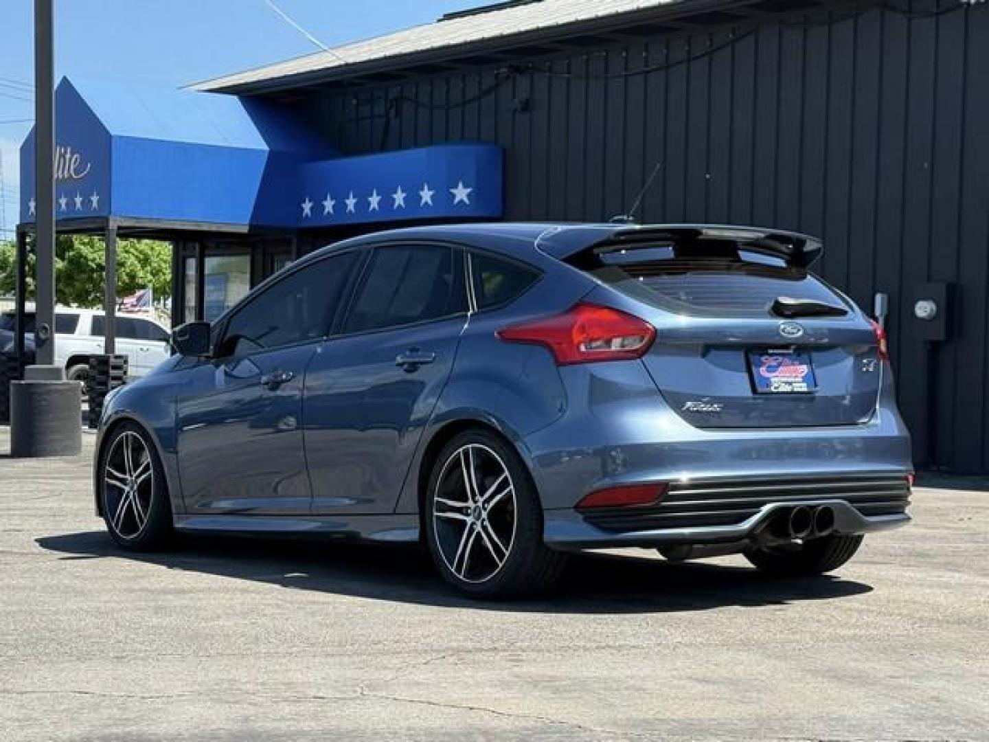 2018 BLUE FORD FOCUS (1FADP3L98JL) with an L4,2.0L(122 CID),DOHC engine, MANUAL transmission, located at 14600 Frazho Road, Warren, MI, 48089, (586) 776-3400, 42.485996, -82.974220 - Photo#7