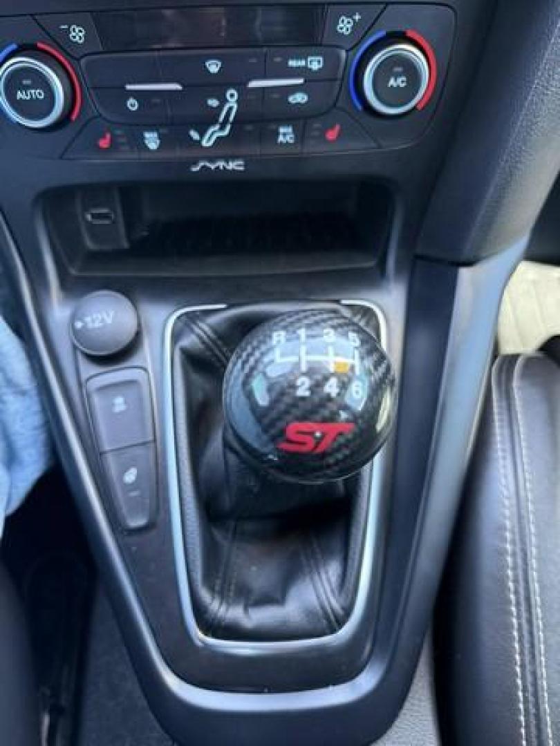 2018 BLUE FORD FOCUS (1FADP3L98JL) with an L4,2.0L(122 CID),DOHC engine, MANUAL transmission, located at 14600 Frazho Road, Warren, MI, 48089, (586) 776-3400, 42.485996, -82.974220 - Photo#19