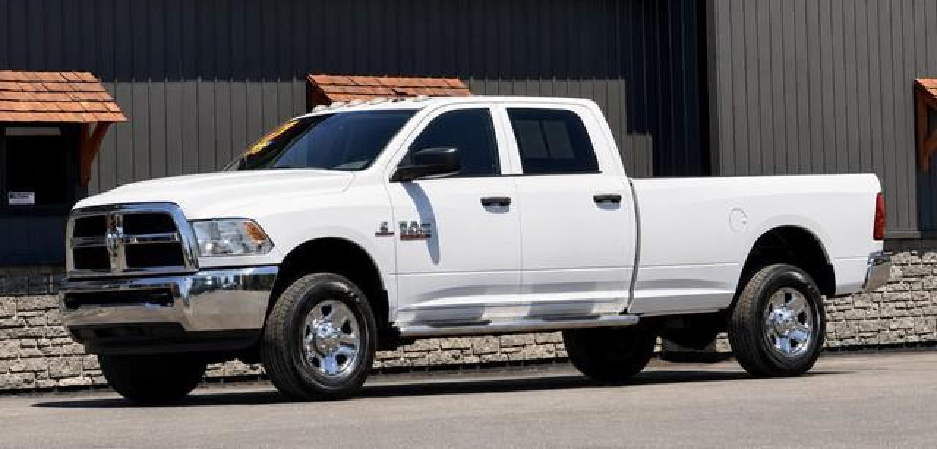 2017 WHITE RAM 2500 (3C6UR5HL8HG) with an L6,6.7L(408 CID),OHV engine, AUTOMATIC transmission, located at 14600 Frazho Road, Warren, MI, 48089, (586) 776-3400, 42.485996, -82.974220 - Photo#3