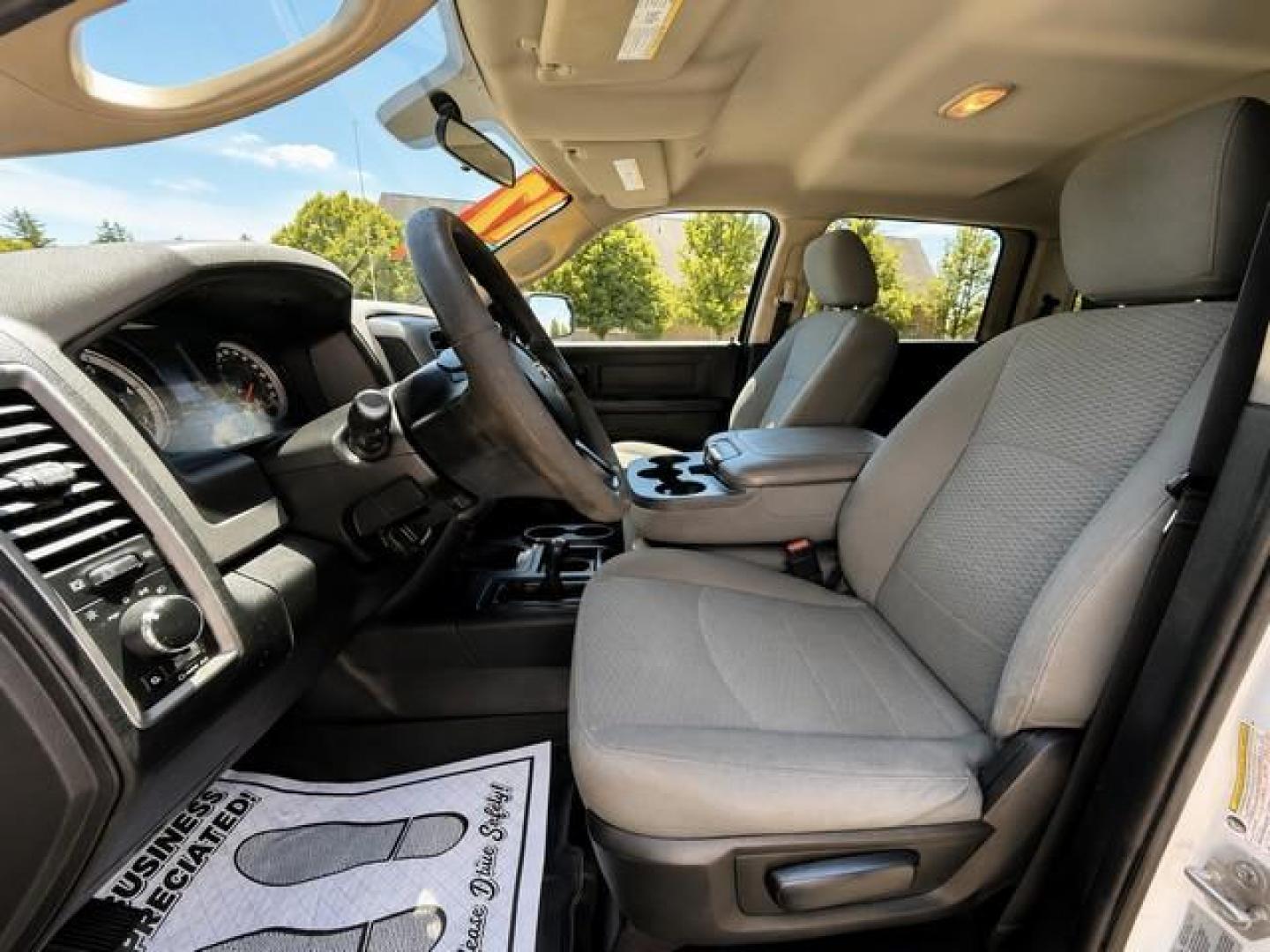 2017 WHITE RAM 2500 (3C6UR5HL8HG) with an L6,6.7L(408 CID),OHV engine, AUTOMATIC transmission, located at 14600 Frazho Road, Warren, MI, 48089, (586) 776-3400, 42.485996, -82.974220 - Photo#5