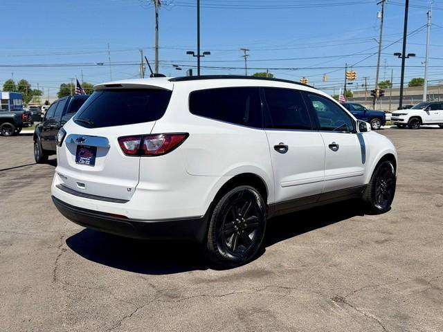 2017 WHITE /BLACK CHEVROLET TRAVERSE LT (1GNKVGKD3HJ) with an V6,3.6L(217 CID),DOHC engine, AUTOMATIC transmission, located at 14600 Frazho Road, Warren, MI, 48089, (586) 776-3400, 42.485996, -82.974220 - 2017 Chevrolet Traverse LT – Financing Available for Everyone! Looking for a reliable, spacious, and family-friendly SUV? This 2017 Chevrolet Traverse LT delivers the comfort, performance, and versatility you need. Whether you're upgrading your daily driver or need extra room for the family, th- Photo#4