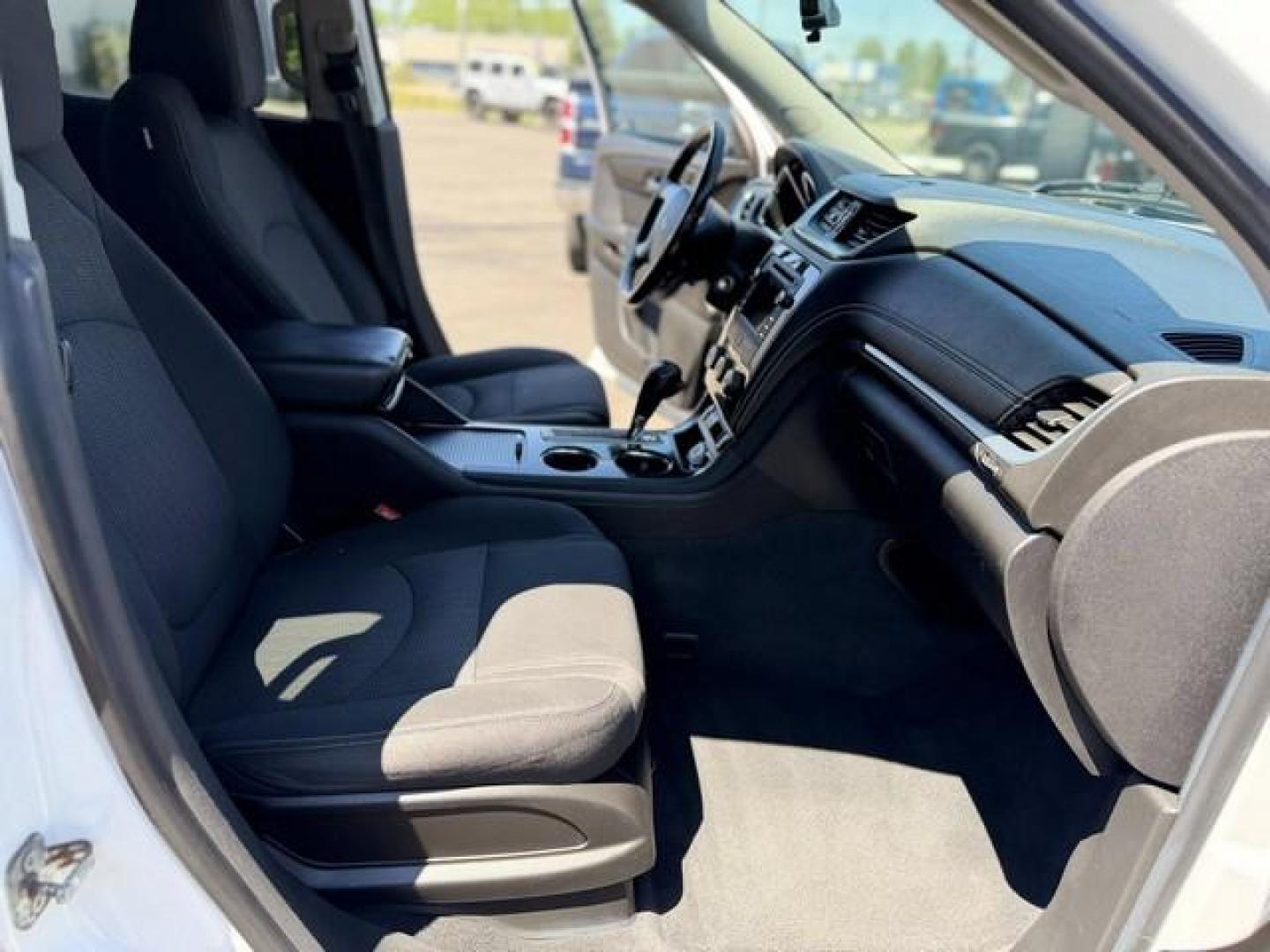 2017 WHITE CHEVROLET TRAVERSE (1GNKVGKD3HJ) with an V6,3.6L(217 CID),DOHC engine, AUTOMATIC transmission, located at 14600 Frazho Road, Warren, MI, 48089, (586) 776-3400, 42.485996, -82.974220- Photo#12