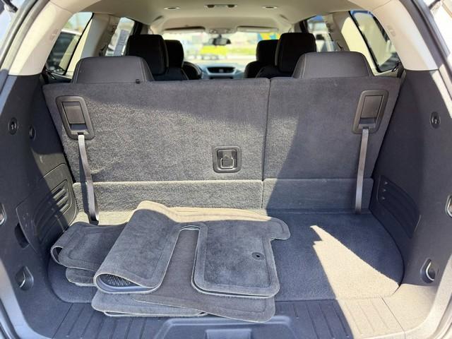 2017 WHITE /BLACK CHEVROLET TRAVERSE LT (1GNKVGKD3HJ) with an V6,3.6L(217 CID),DOHC engine, AUTOMATIC transmission, located at 14600 Frazho Road, Warren, MI, 48089, (586) 776-3400, 42.485996, -82.974220 - 2017 Chevrolet Traverse LT – Financing Available for Everyone! Looking for a reliable, spacious, and family-friendly SUV? This 2017 Chevrolet Traverse LT delivers the comfort, performance, and versatility you need. Whether you're upgrading your daily driver or need extra room for the family, th- Photo#14