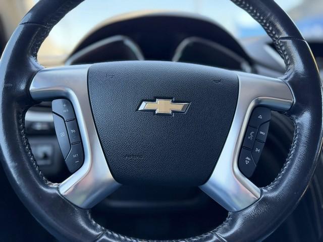 2017 WHITE /BLACK CHEVROLET TRAVERSE LT (1GNKVGKD3HJ) with an V6,3.6L(217 CID),DOHC engine, AUTOMATIC transmission, located at 14600 Frazho Road, Warren, MI, 48089, (586) 776-3400, 42.485996, -82.974220 - 2017 Chevrolet Traverse LT – Financing Available for Everyone! Looking for a reliable, spacious, and family-friendly SUV? This 2017 Chevrolet Traverse LT delivers the comfort, performance, and versatility you need. Whether you're upgrading your daily driver or need extra room for the family, th- Photo#16