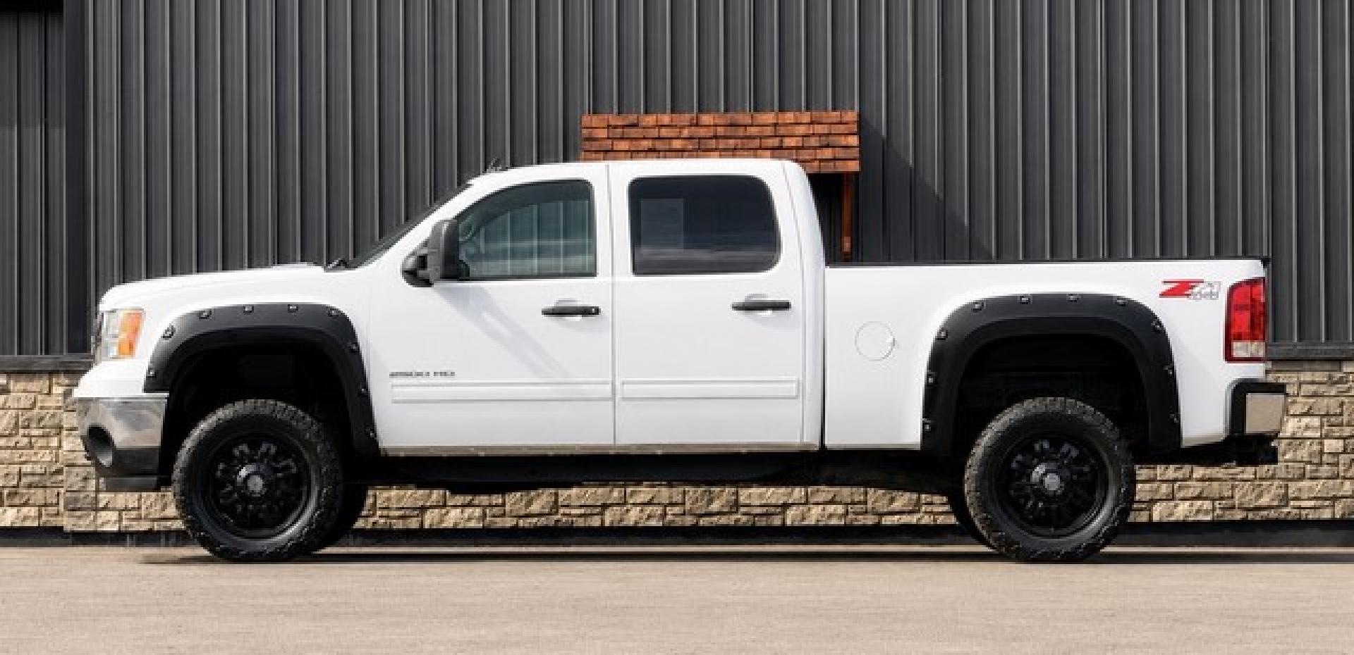 2014 WHITE GMC SIERRA 2500 HD (1GT120C87EF) with an V8,6.6L(403 CID),OHV engine, AUTOMATIC transmission, located at 14600 Frazho Road, Warren, MI, 48089, (586) 776-3400, 42.485996, -82.974220- Photo#2
