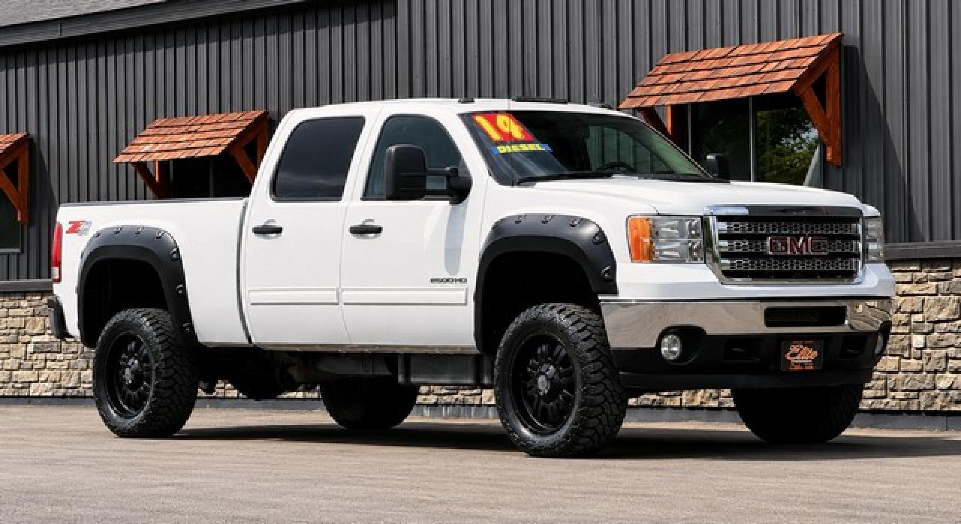 2014 WHITE GMC SIERRA 2500 HD (1GT120C87EF) with an V8,6.6L(403 CID),OHV engine, AUTOMATIC transmission, located at 14600 Frazho Road, Warren, MI, 48089, (586) 776-3400, 42.485996, -82.974220- Photo#3