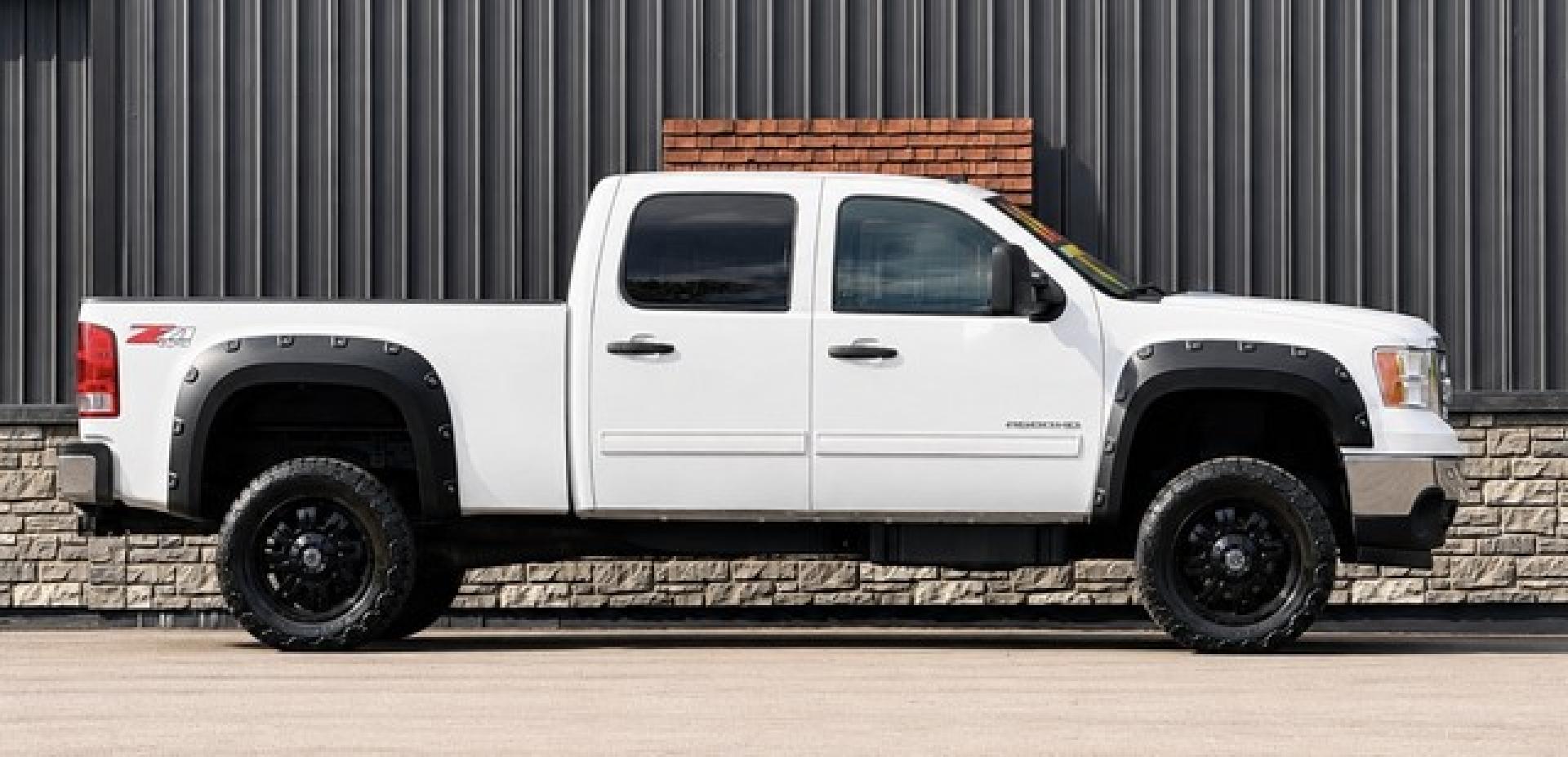 2014 WHITE GMC SIERRA 2500 HD (1GT120C87EF) with an V8,6.6L(403 CID),OHV engine, AUTOMATIC transmission, located at 14600 Frazho Road, Warren, MI, 48089, (586) 776-3400, 42.485996, -82.974220- Photo#4