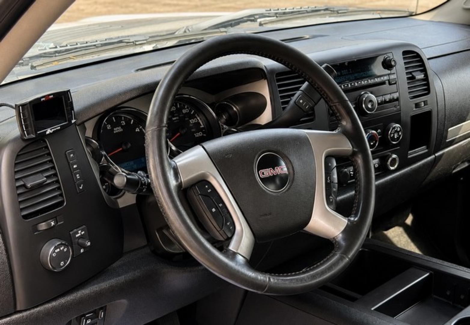 2014 WHITE GMC SIERRA 2500 HD (1GT120C87EF) with an V8,6.6L(403 CID),OHV engine, AUTOMATIC transmission, located at 14600 Frazho Road, Warren, MI, 48089, (586) 776-3400, 42.485996, -82.974220- Photo#10