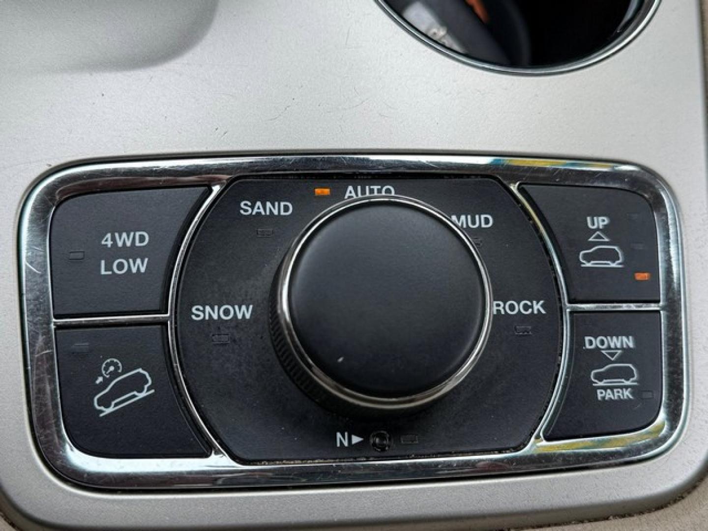 2014 BURGANDY JEEP GRAND CHEROKEE (1C4RJFCG3EC) with an V6,3.6L(220 CID),DOHC engine, AUTOMATIC transmission, located at 14600 Frazho Road, Warren, MI, 48089, (586) 776-3400, 42.485996, -82.974220- Photo#26