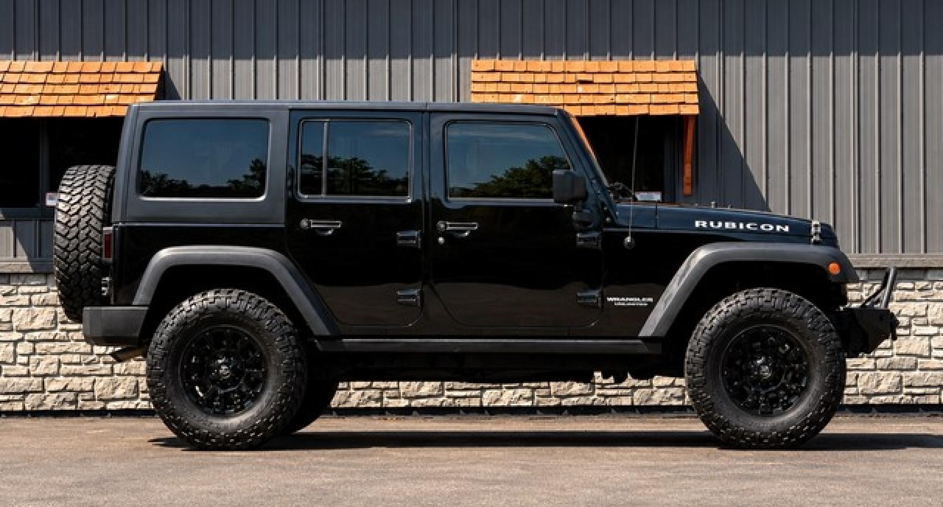2017 BLACK JEEP WRANGLER (1C4HJWFG4HL) with an V6,3.6L(220 CID),DOHC engine, AUTOMATIC transmission, located at 14600 Frazho Road, Warren, MI, 48089, (586) 776-3400, 42.485996, -82.974220- Photo#4
