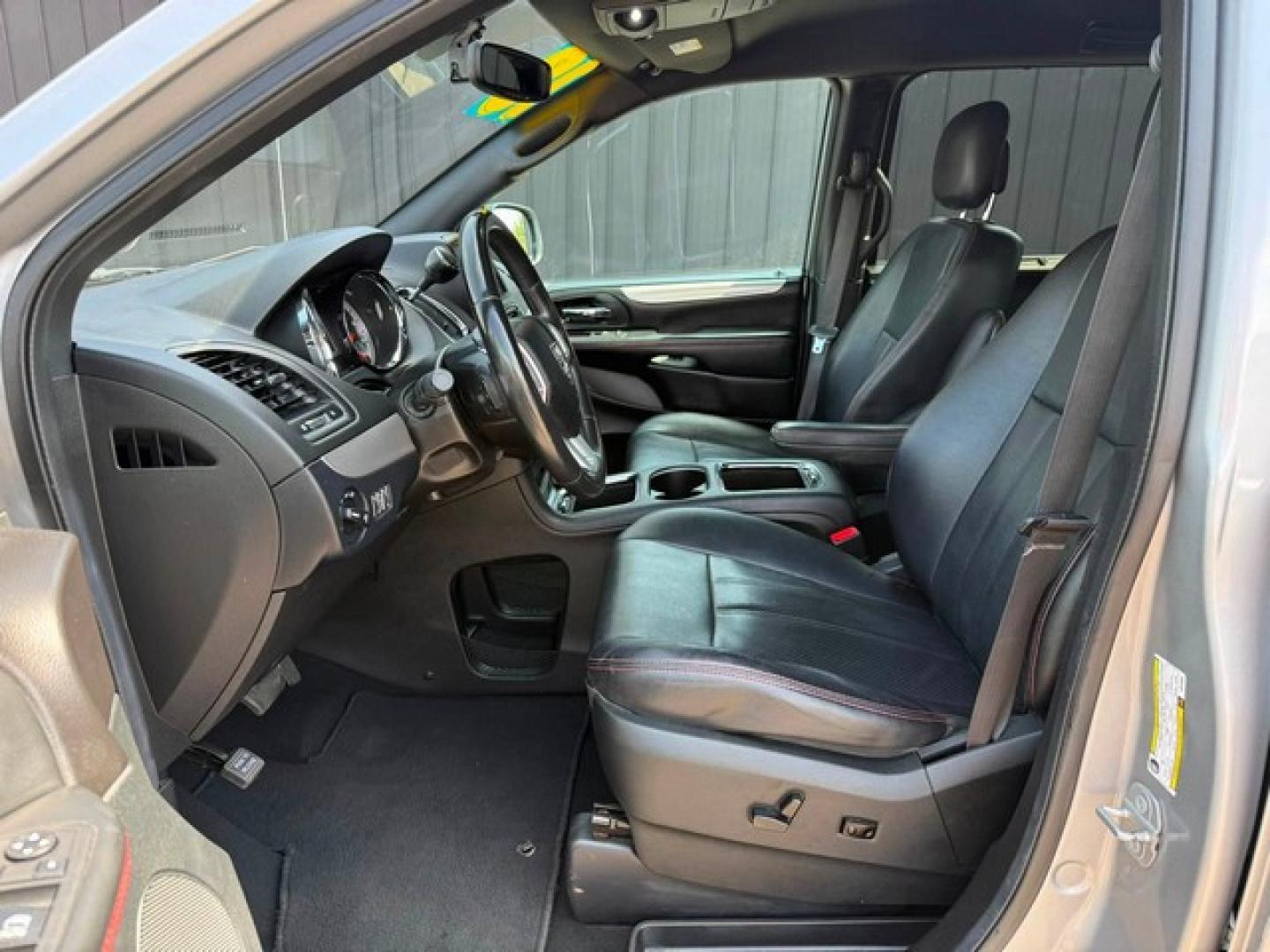 2018 BLACK DODGE GRAND CARAVAN (2C4RDGEG4JR) with an V6,3.6L(220 CID),DOHC engine, AUTOMATIC transmission, located at 14600 Frazho Road, Warren, MI, 48089, (586) 776-3400, 42.485996, -82.974220- Photo#8