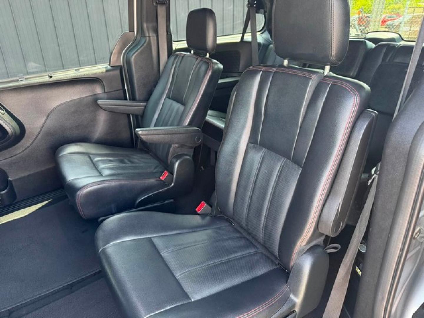 2018 BLACK DODGE GRAND CARAVAN (2C4RDGEG4JR) with an V6,3.6L(220 CID),DOHC engine, AUTOMATIC transmission, located at 14600 Frazho Road, Warren, MI, 48089, (586) 776-3400, 42.485996, -82.974220- Photo#9
