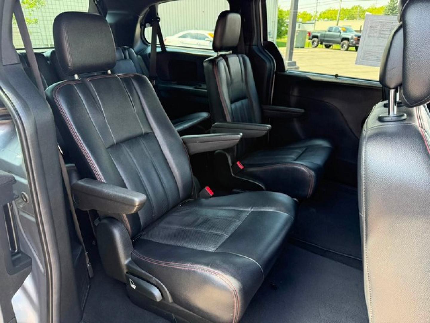 2018 BLACK DODGE GRAND CARAVAN (2C4RDGEG4JR) with an V6,3.6L(220 CID),DOHC engine, AUTOMATIC transmission, located at 14600 Frazho Road, Warren, MI, 48089, (586) 776-3400, 42.485996, -82.974220- Photo#12