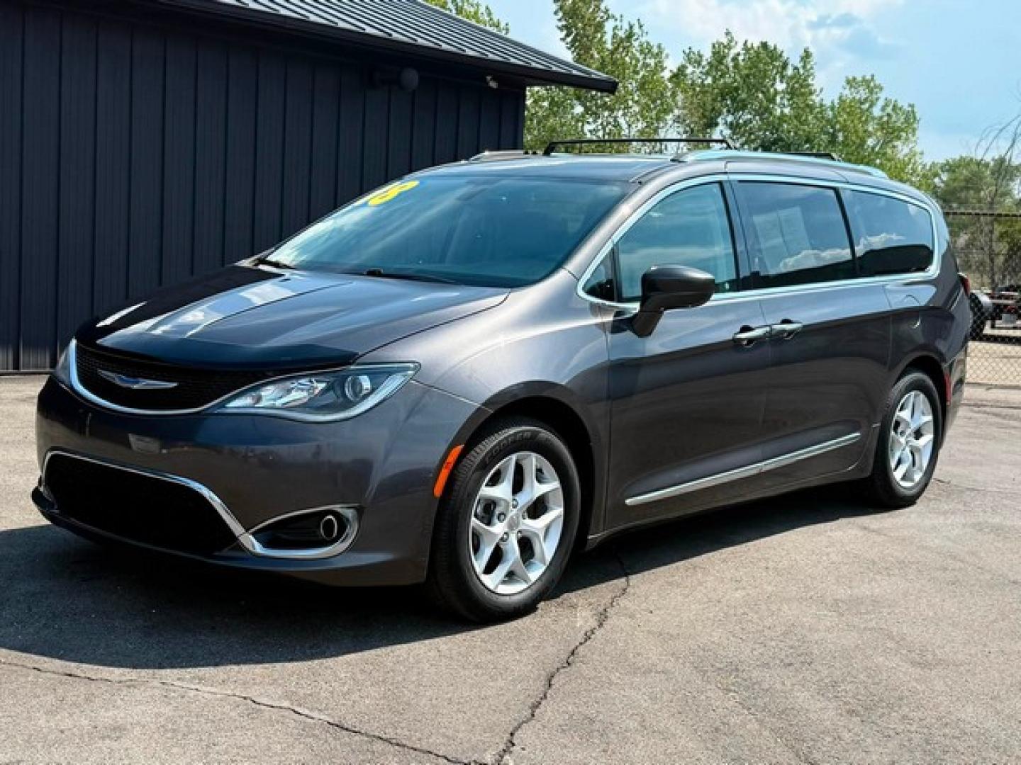 2018 GRAY CHRYSLER PACIFICA (2C4RC1EGXJR) with an V6,3.6L(220 CID),DOHC engine, AUTOMATIC transmission, located at 14600 Frazho Road, Warren, MI, 48089, (586) 776-3400, 42.485996, -82.974220- Photo#2