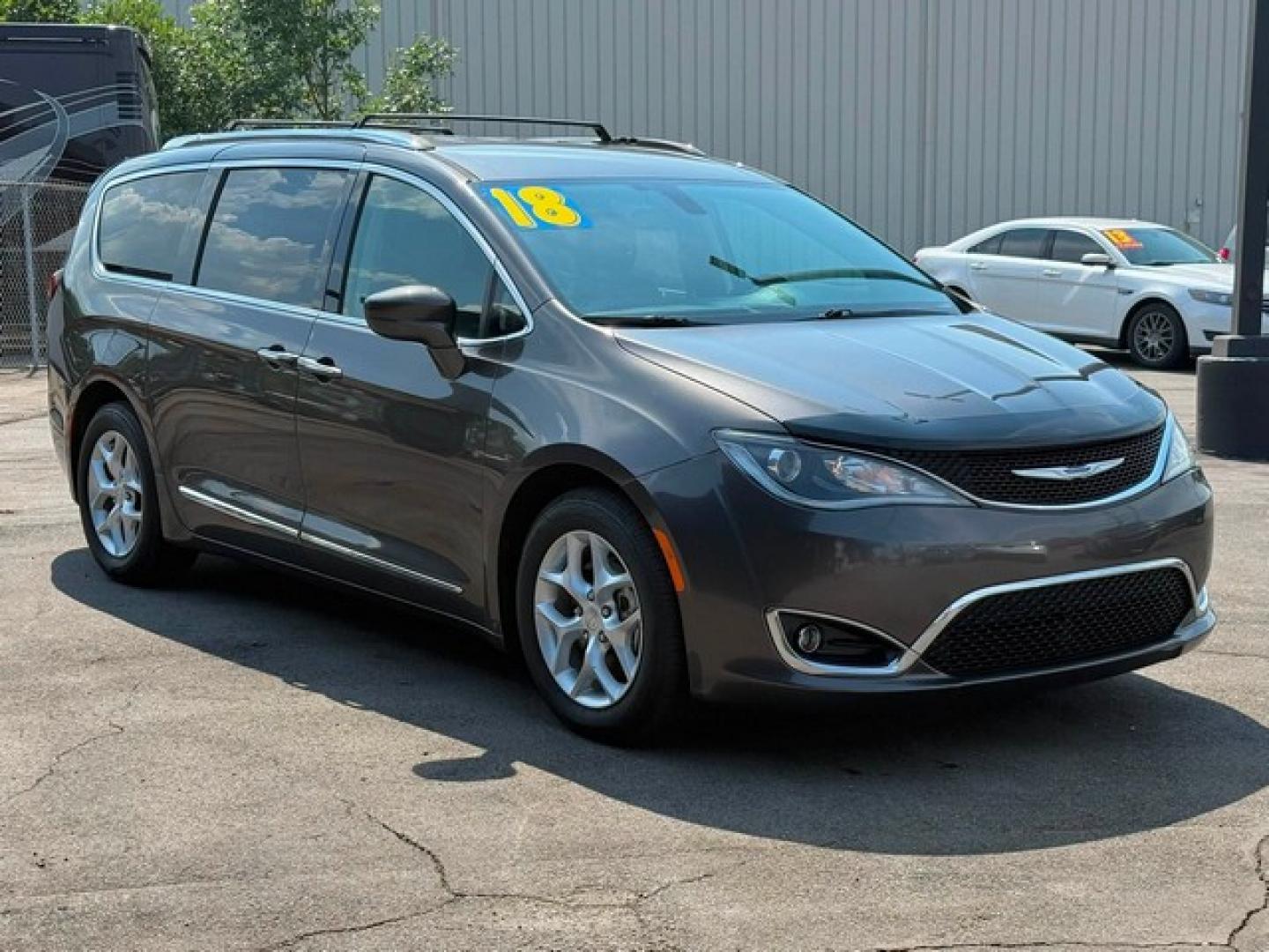 2018 GRAY CHRYSLER PACIFICA (2C4RC1EGXJR) with an V6,3.6L(220 CID),DOHC engine, AUTOMATIC transmission, located at 14600 Frazho Road, Warren, MI, 48089, (586) 776-3400, 42.485996, -82.974220- Photo#4