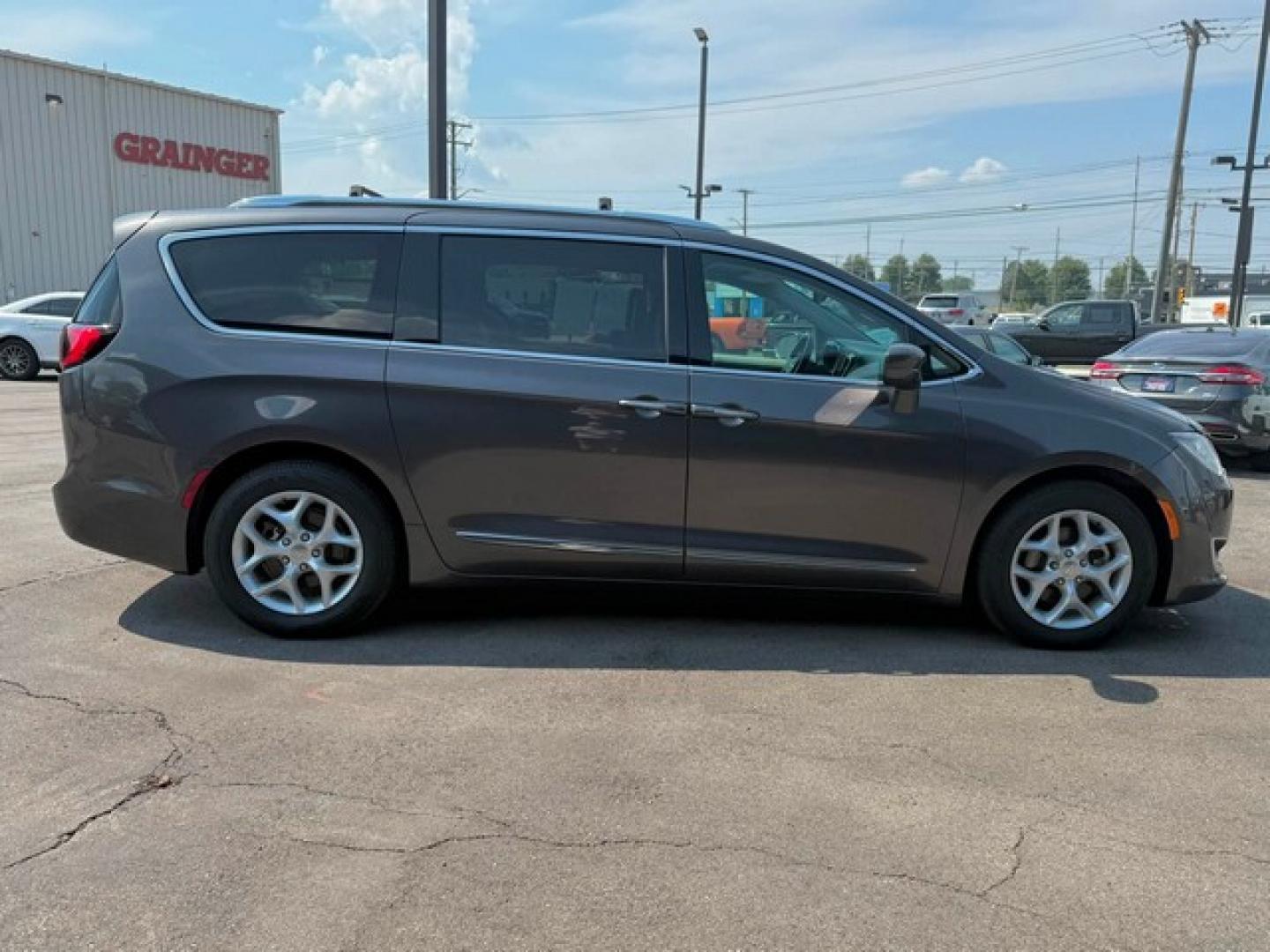 2018 GRAY CHRYSLER PACIFICA (2C4RC1EGXJR) with an V6,3.6L(220 CID),DOHC engine, AUTOMATIC transmission, located at 14600 Frazho Road, Warren, MI, 48089, (586) 776-3400, 42.485996, -82.974220- Photo#5