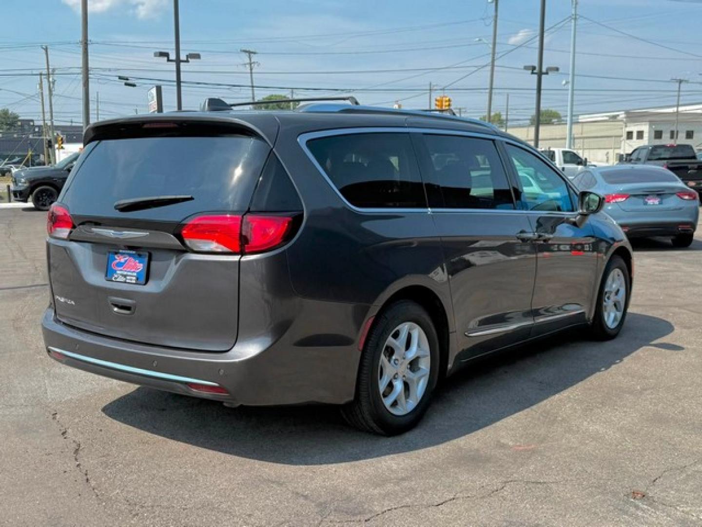 2018 GRAY CHRYSLER PACIFICA (2C4RC1EGXJR) with an V6,3.6L(220 CID),DOHC engine, AUTOMATIC transmission, located at 14600 Frazho Road, Warren, MI, 48089, (586) 776-3400, 42.485996, -82.974220- Photo#6