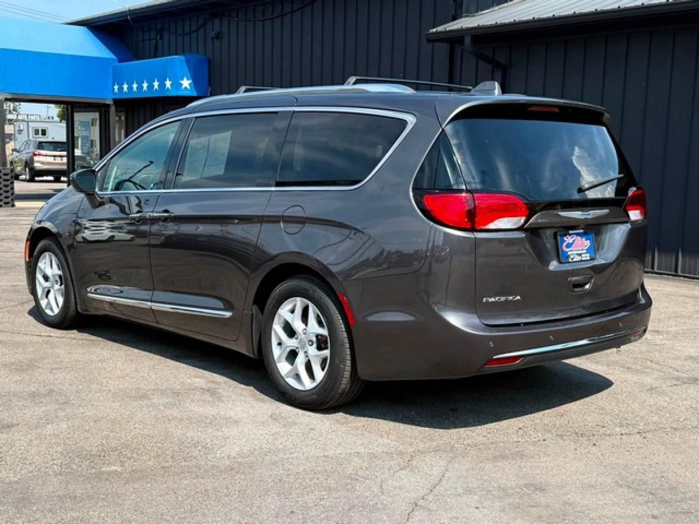 2018 GRAY CHRYSLER PACIFICA (2C4RC1EGXJR) with an V6,3.6L(220 CID),DOHC engine, AUTOMATIC transmission, located at 14600 Frazho Road, Warren, MI, 48089, (586) 776-3400, 42.485996, -82.974220- Photo#8