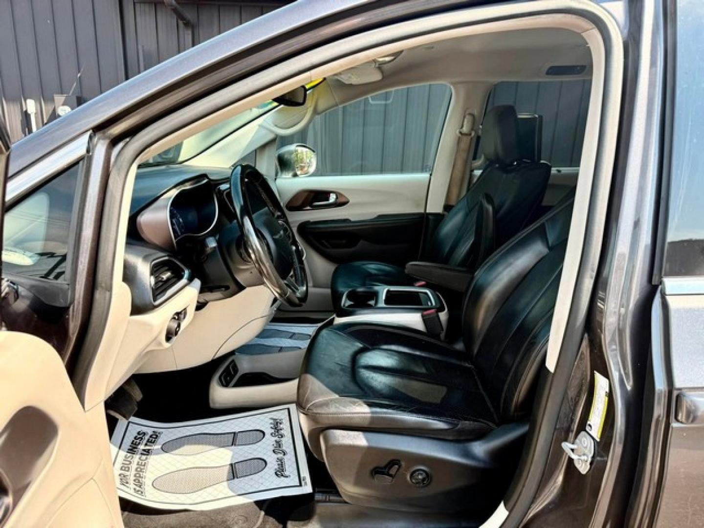 2018 GRAY CHRYSLER PACIFICA (2C4RC1EGXJR) with an V6,3.6L(220 CID),DOHC engine, AUTOMATIC transmission, located at 14600 Frazho Road, Warren, MI, 48089, (586) 776-3400, 42.485996, -82.974220- Photo#9