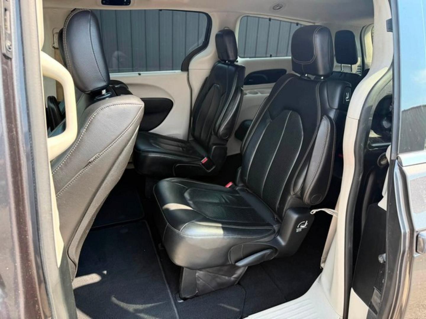 2018 GRAY CHRYSLER PACIFICA (2C4RC1EGXJR) with an V6,3.6L(220 CID),DOHC engine, AUTOMATIC transmission, located at 14600 Frazho Road, Warren, MI, 48089, (586) 776-3400, 42.485996, -82.974220- Photo#10