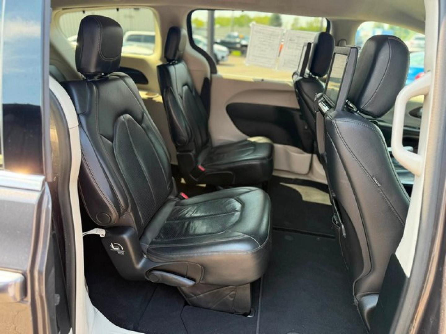 2018 GRAY CHRYSLER PACIFICA (2C4RC1EGXJR) with an V6,3.6L(220 CID),DOHC engine, AUTOMATIC transmission, located at 14600 Frazho Road, Warren, MI, 48089, (586) 776-3400, 42.485996, -82.974220- Photo#15