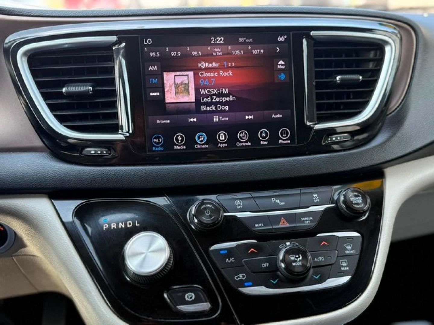 2018 GRAY CHRYSLER PACIFICA (2C4RC1EGXJR) with an V6,3.6L(220 CID),DOHC engine, AUTOMATIC transmission, located at 14600 Frazho Road, Warren, MI, 48089, (586) 776-3400, 42.485996, -82.974220- Photo#20