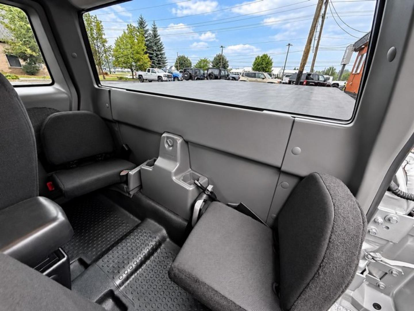 2011 SILVER FORD RANGER (1FTLR4FE8BP) with an V6,4.0L(245 CID),SOHC engine, AUTOMATIC transmission, located at 14600 Frazho Road, Warren, MI, 48089, (586) 776-3400, 42.485996, -82.974220- Photo#8