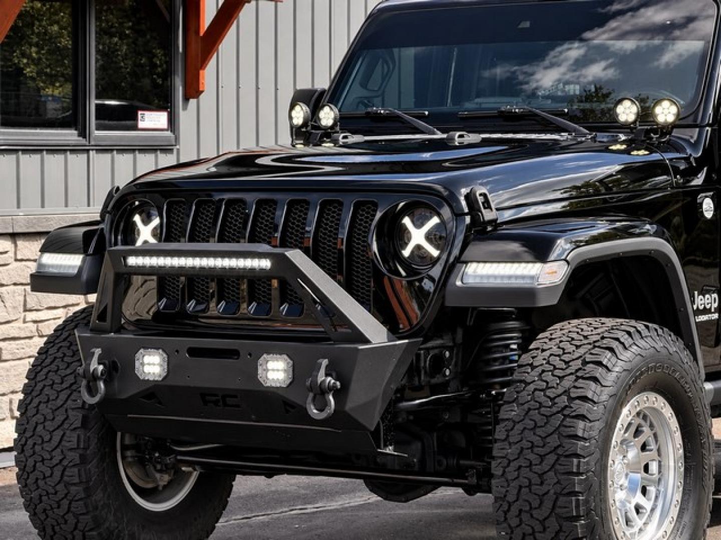 2020 BLACK JEEP GLADIATOR (1C6HJTFG5LL) with an V6,3.6L(220 CID),DOHC engine, AUTOMATIC transmission, located at 14600 Frazho Road, Warren, MI, 48089, (586) 776-3400, 42.485996, -82.974220- Photo#9
