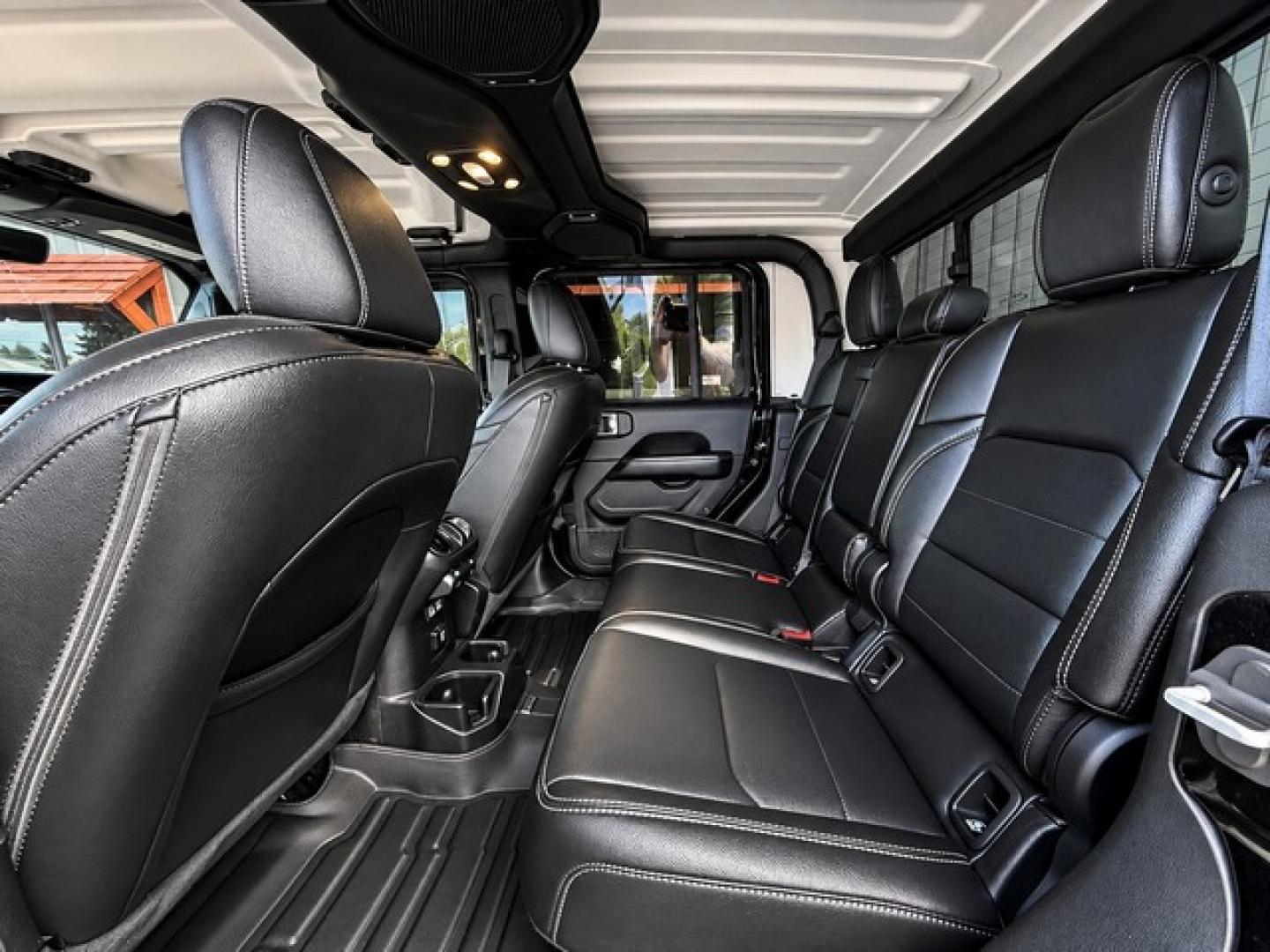 2020 BLACK JEEP GLADIATOR (1C6HJTFG5LL) with an V6,3.6L(220 CID),DOHC engine, AUTOMATIC transmission, located at 14600 Frazho Road, Warren, MI, 48089, (586) 776-3400, 42.485996, -82.974220- Photo#13