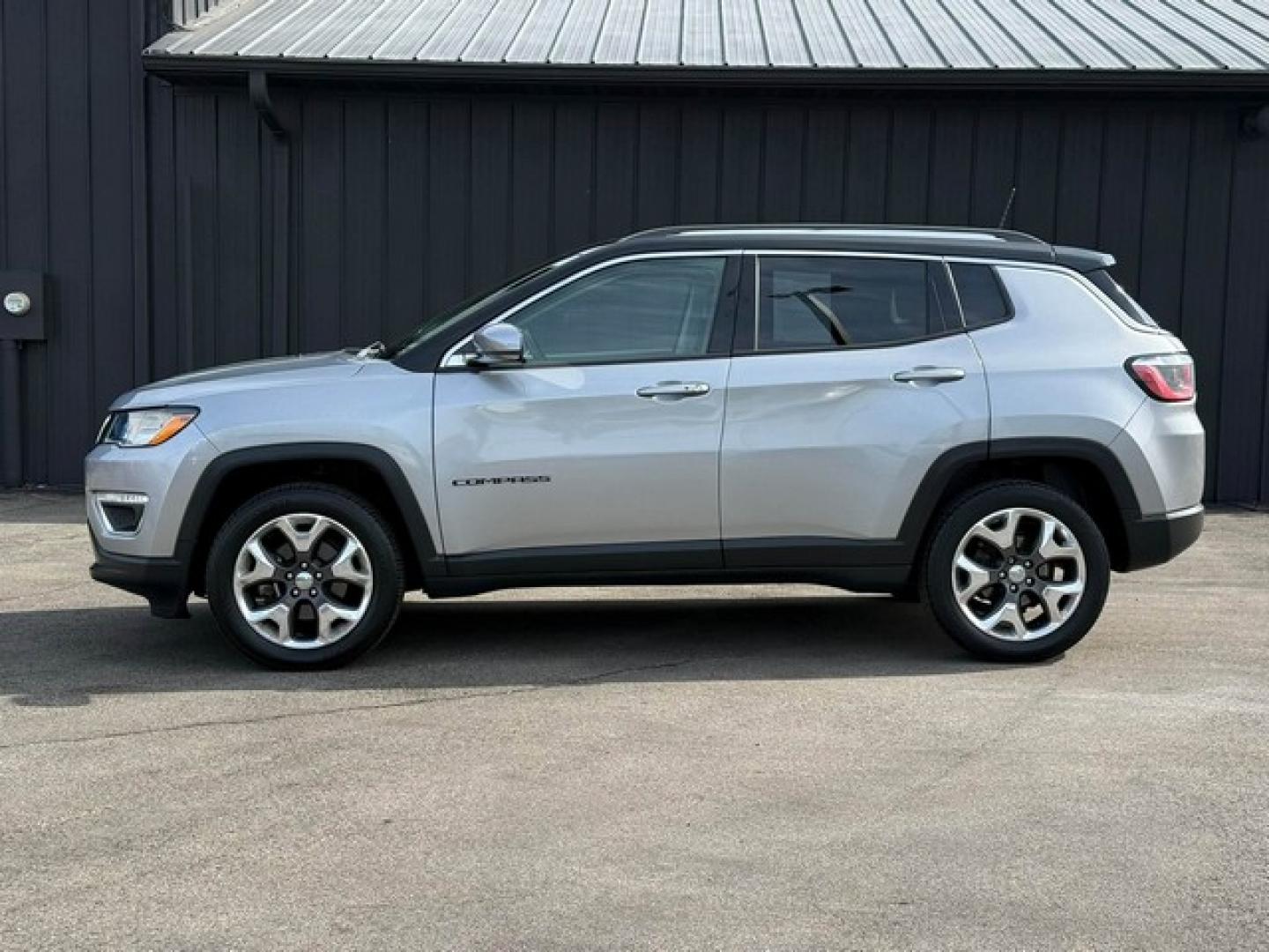 2018 BILLET SILVER METALLIC JEEP COMPASS (3C4NJDCB9JT) with an L4,2.4L(144 CID), engine, AUTOMATIC transmission, located at 14600 Frazho Road, Warren, MI, 48089, (586) 776-3400, 42.485996, -82.974220- Photo#1